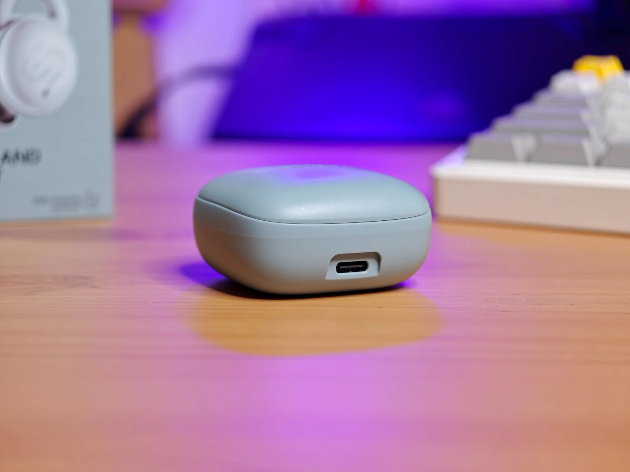 Porta USB-C sul retro della custodia delle Urbanista Porto Storm Blue.