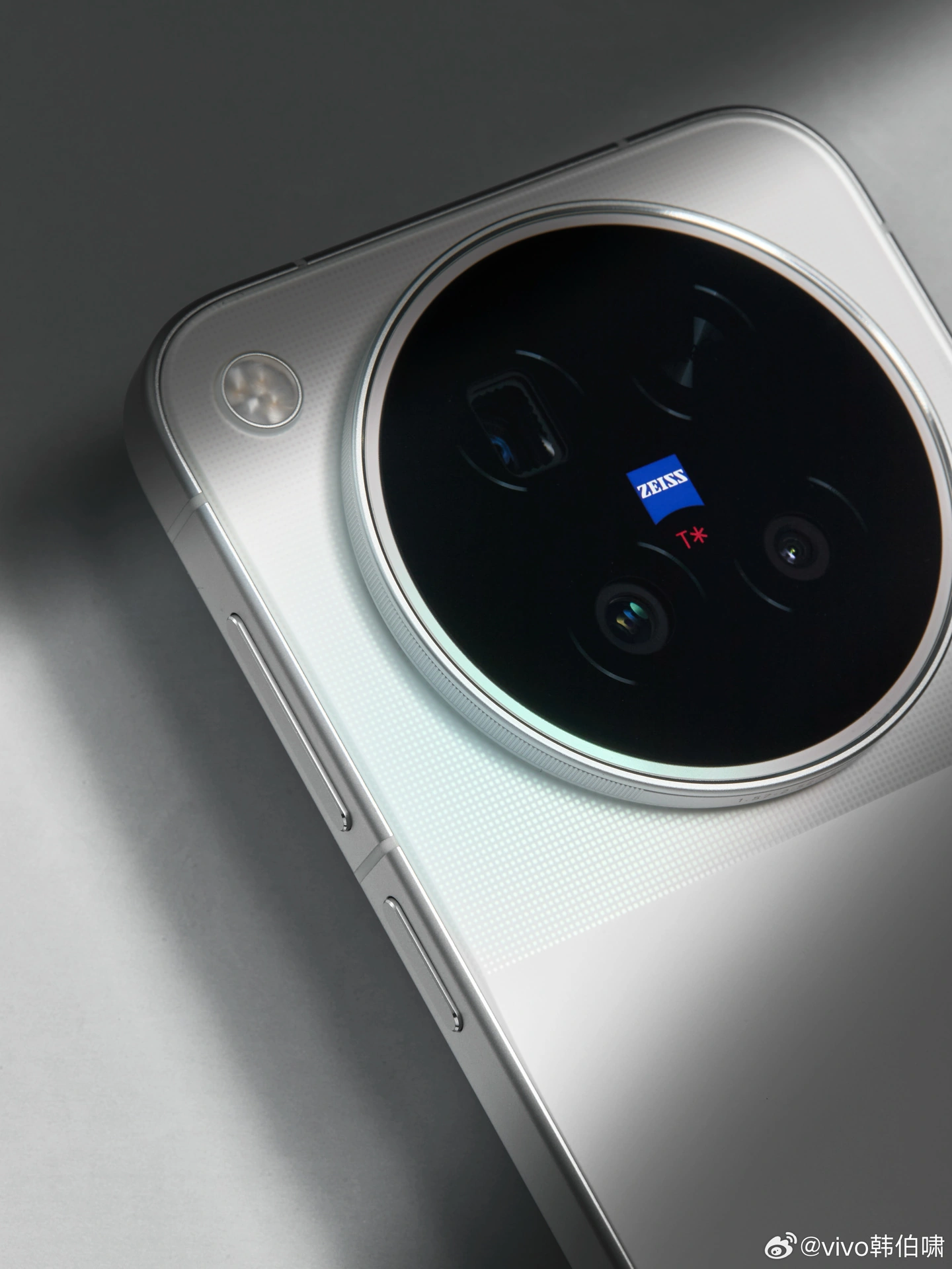 vivo X500 Pro 手机部分规格公布:天玑 9600 Pro、全球首发蔡司超动态主摄,今晚发布