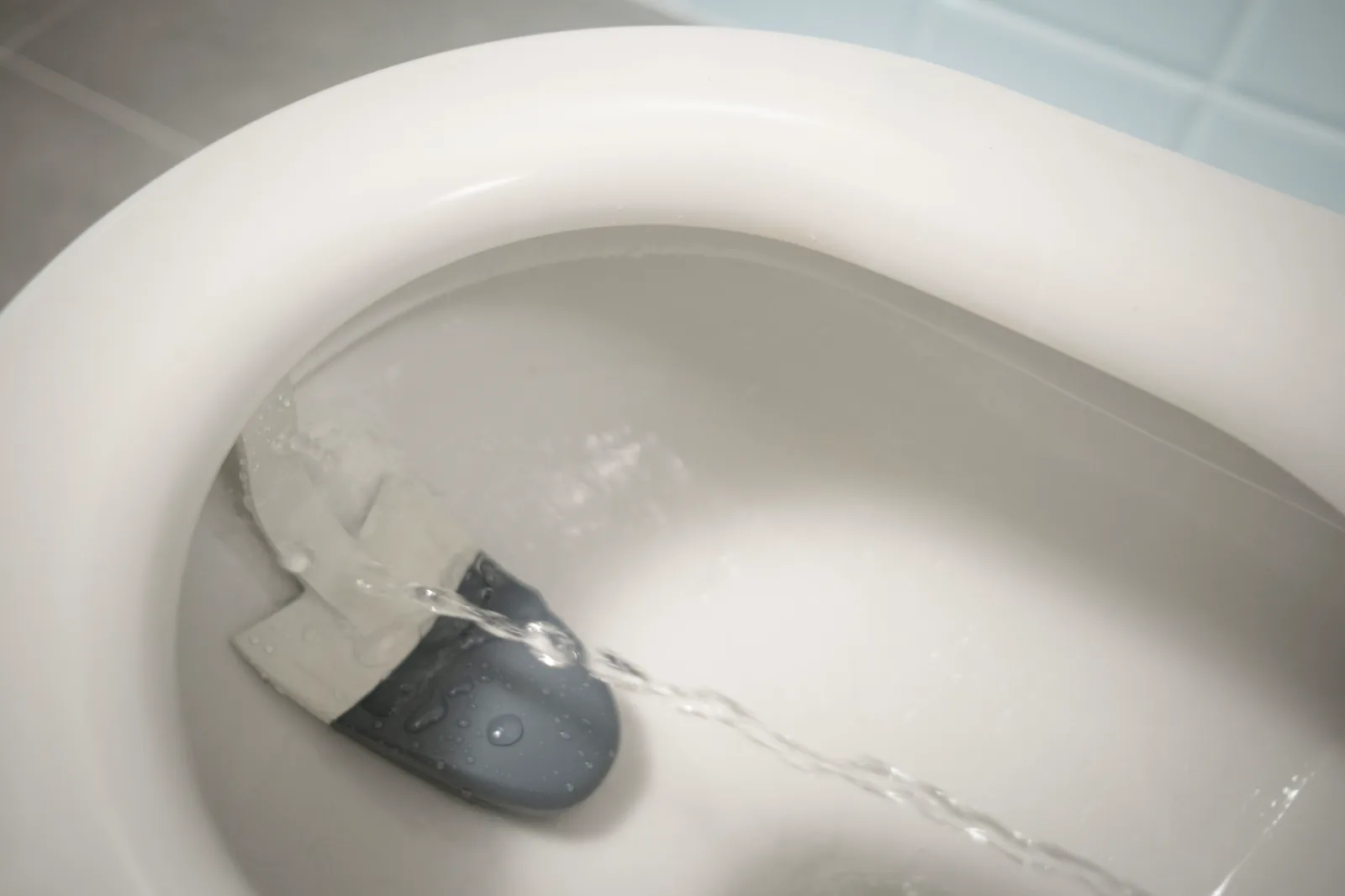 Sensore Vivoo Smart Toilet installato nel WC