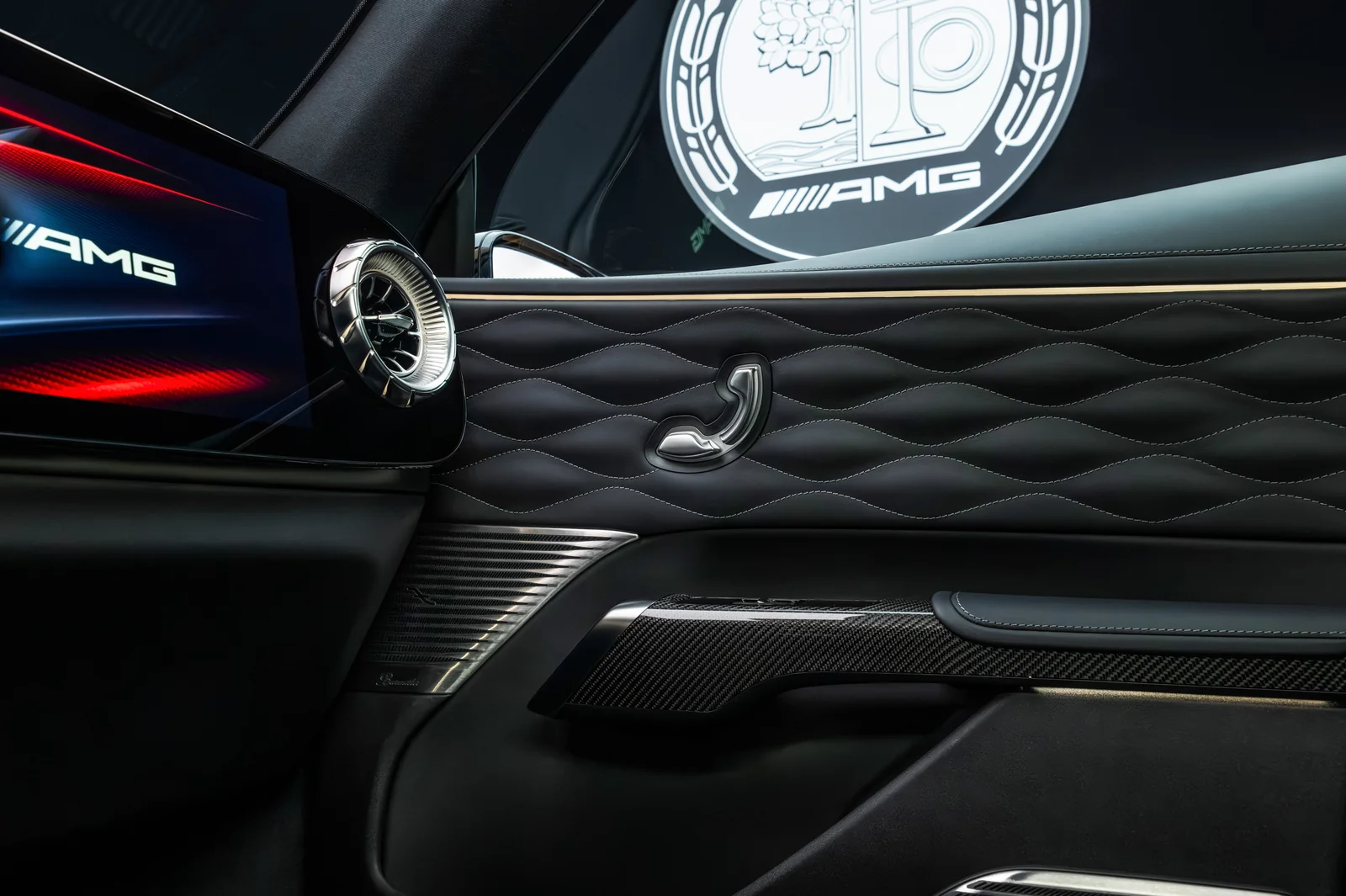 Pannello porta e dettaglio della plancia di Mercedes-AMG GT SUV