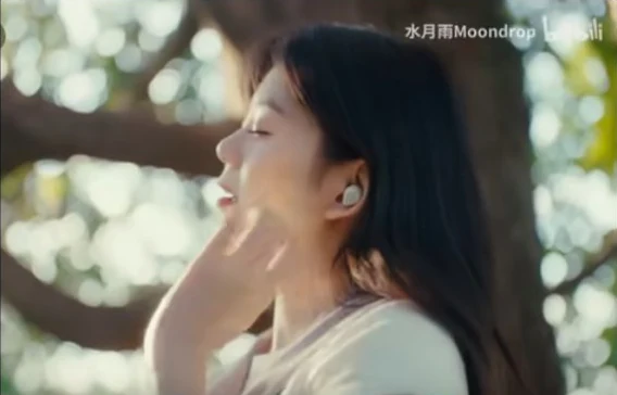 MOONDROP Dots beige indossati nel video ufficiale