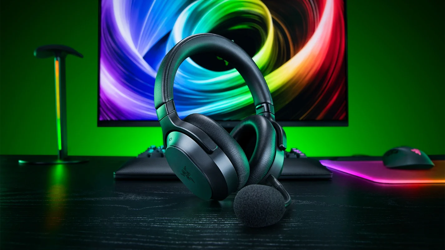 Razer Barracuda V2 Pro su una scrivania da gaming