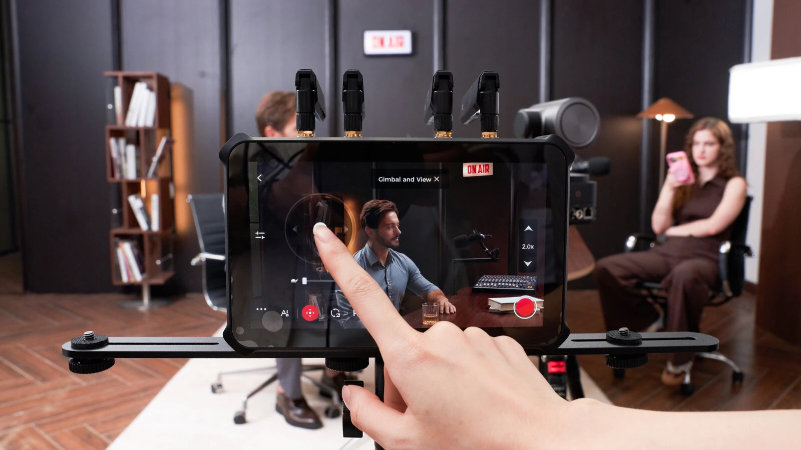 OBSBOT Talent 2, display AMOLED e controlli della regia