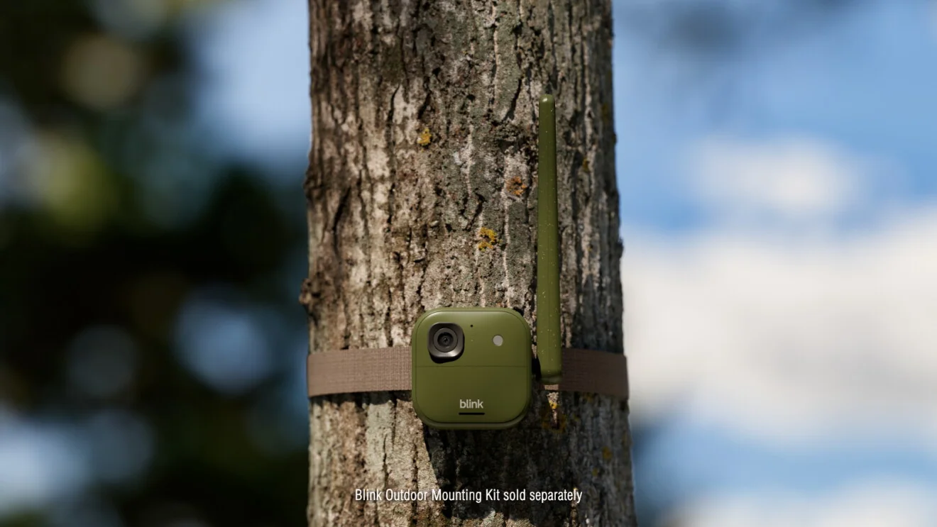 Blink Frontier XR+ montata su un albero nella dimostrazione ufficiale Amazon