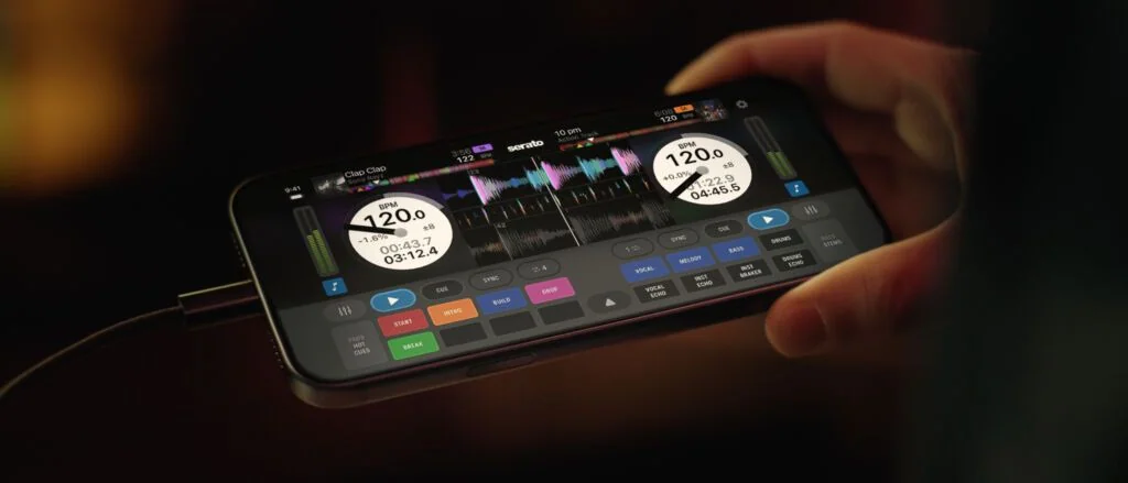 L’app ufficiale Serato DJ in uso su un iPhone