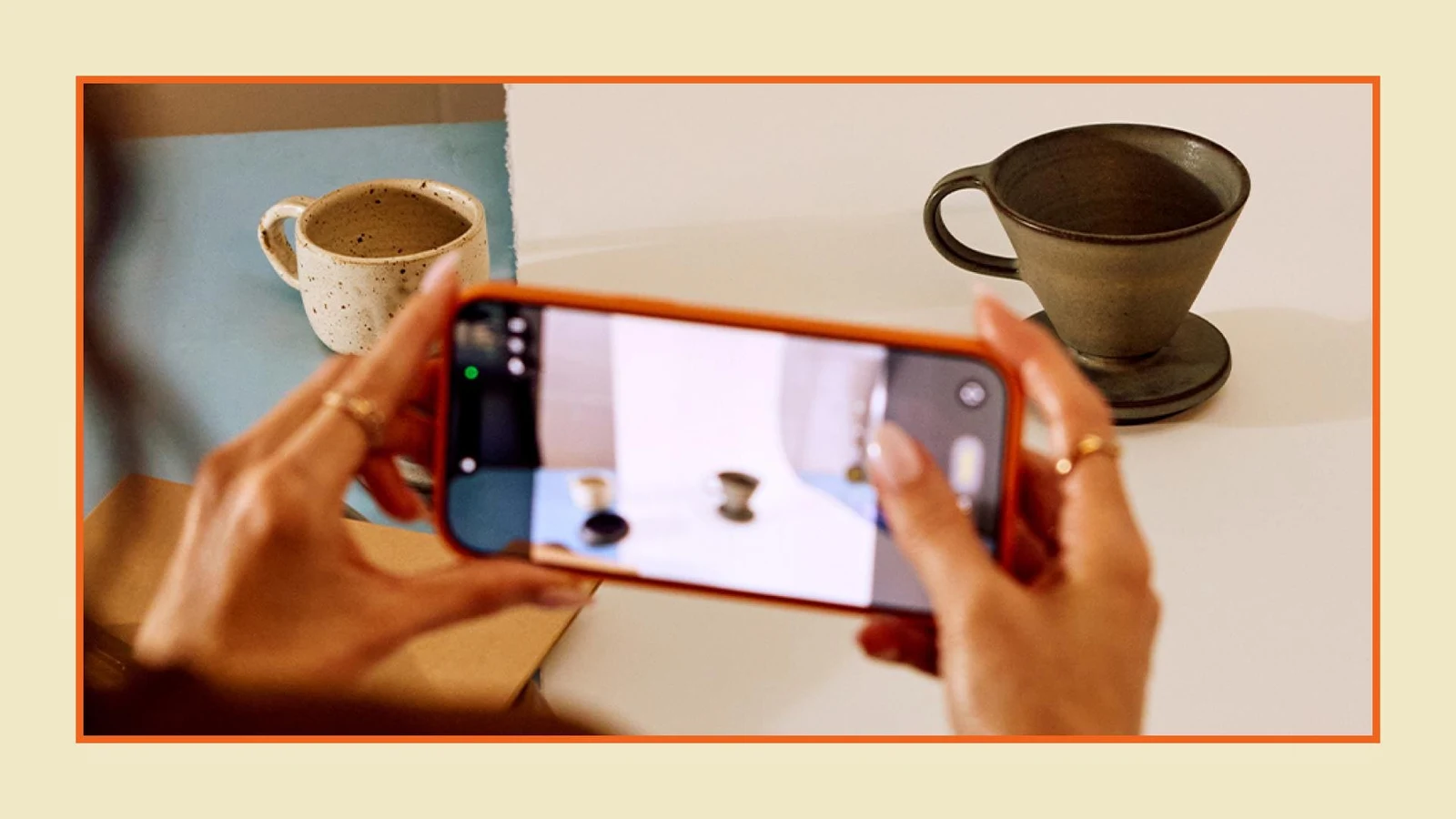 Foto di prodotti con uno smartphone nel visual ufficiale Etsy sulle nuove regole AI