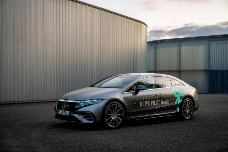 Luci ciano sulle auto a guida autonoma: la proposta NHTSA negli USA