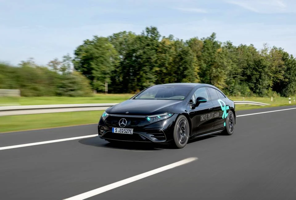 Vista anteriore della Mercedes EQS DRIVE PILOT con marker turchesi durante i test, materiale 2025