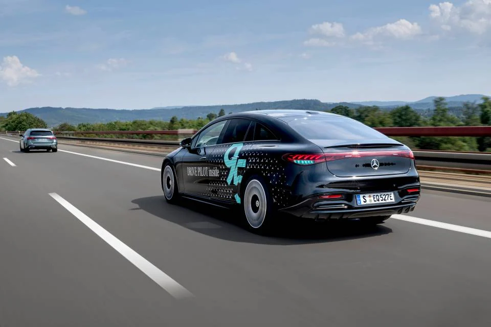 Vista posteriore della Mercedes EQS DRIVE PILOT di prova, immagine ufficiale del 2025