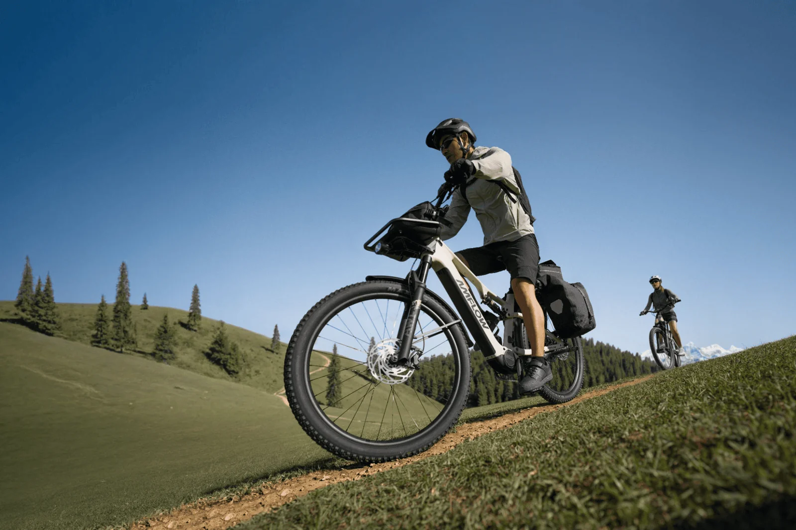 Amflow TL Carbon con borse e portapacchi sul sentiero, fotografia promozionale ufficiale Amflow