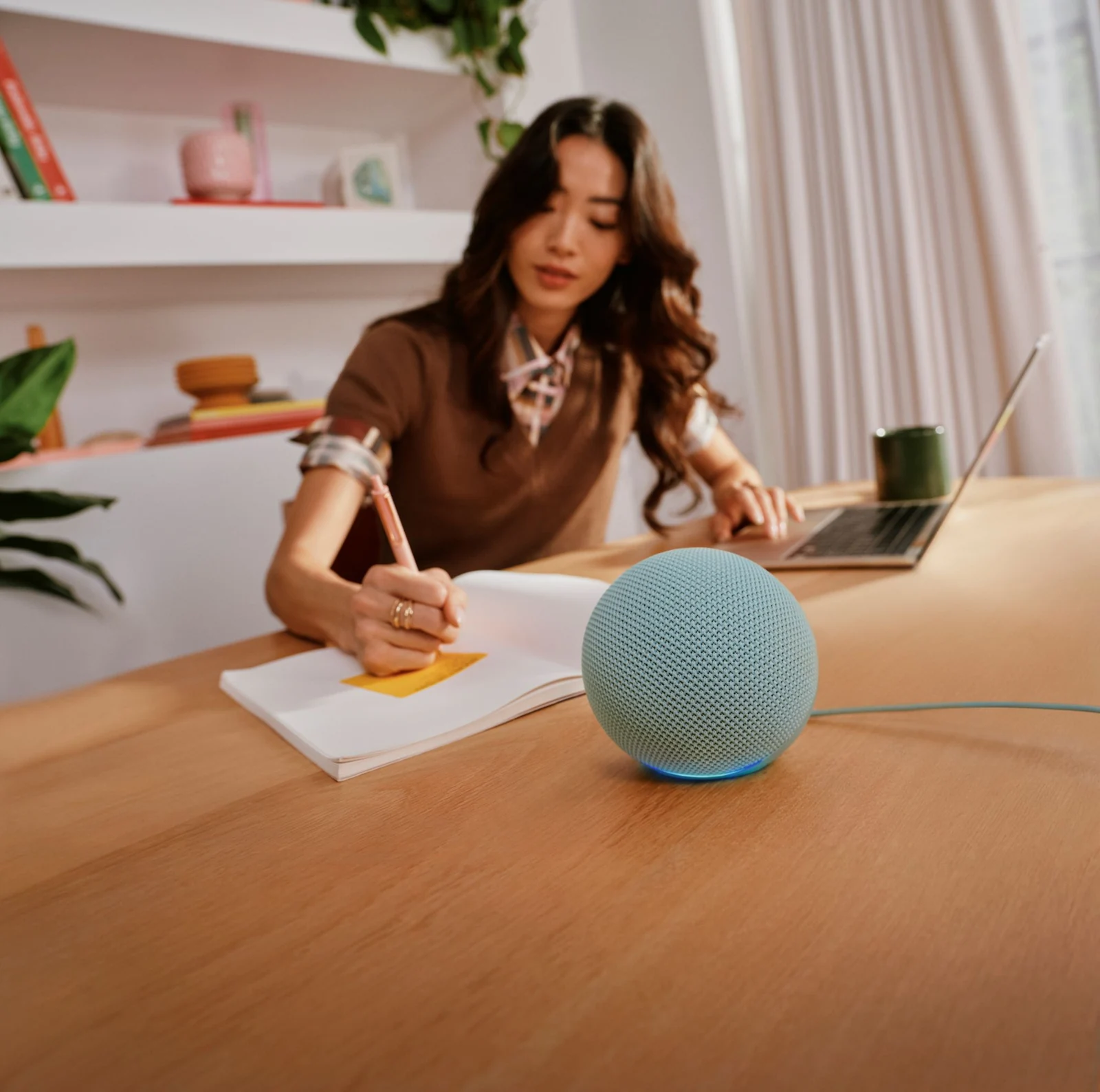 Il nuovo Amazon Echo Dot con hub per la casa intelligente sulla scrivania