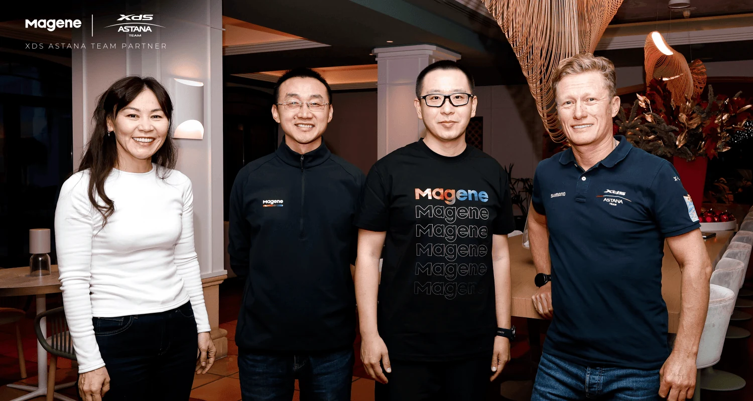 Magene e XDS Astana Team, immagine ufficiale della partnership 2026