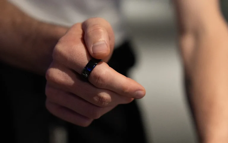 KiWear debutta ad AWE: lo smart ring diventa un controller gestuale