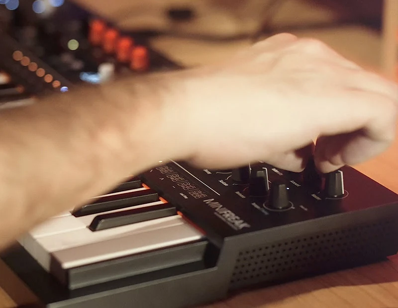 Arturia MiniFreak durante l’esecuzione