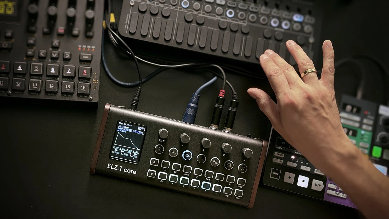 Sonicware ELZ_1 core collegato a un controller MIDI