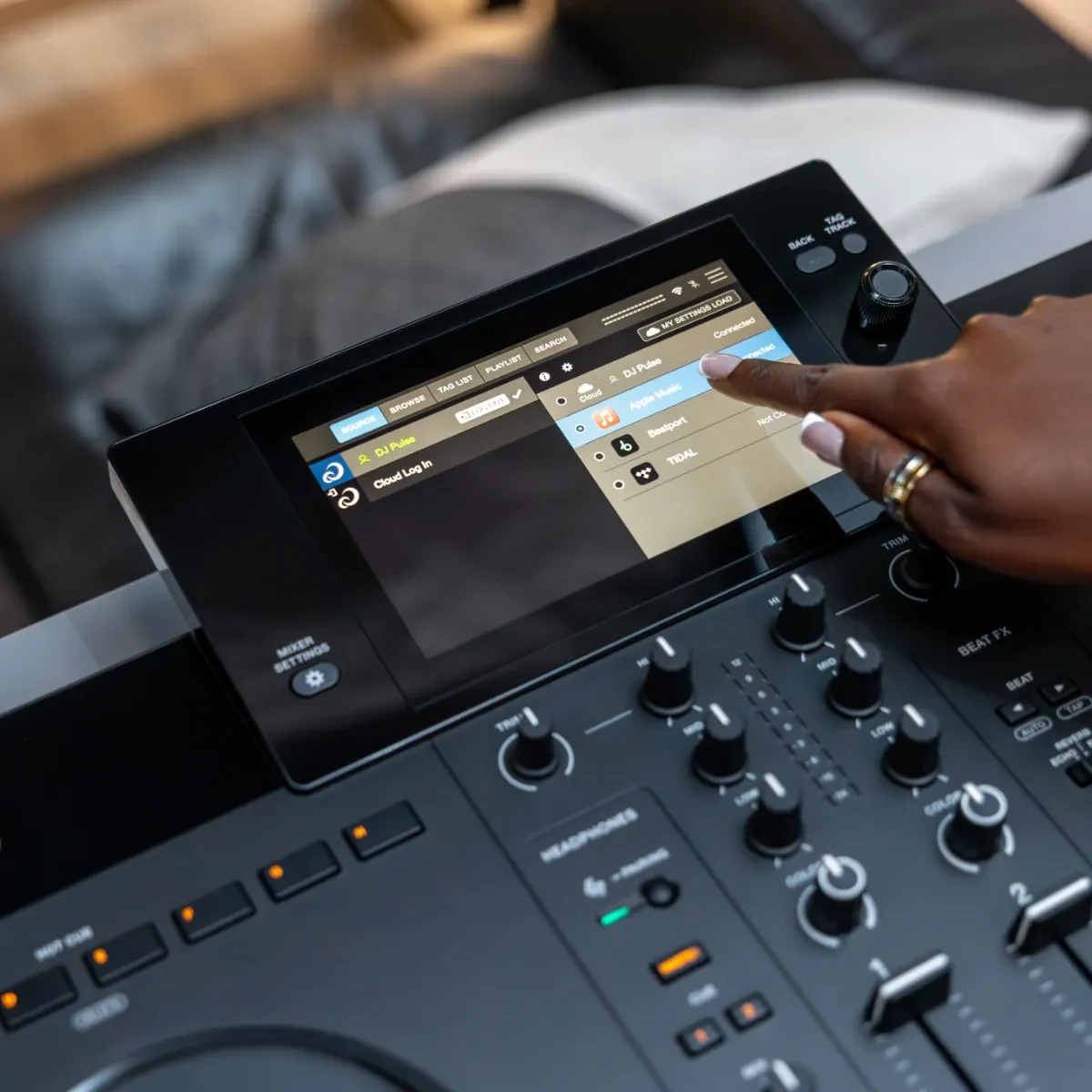 Postazione DJ con AlphaTheta XDJ-AN