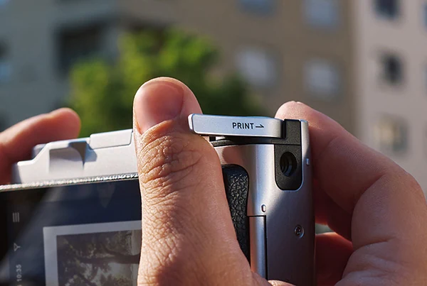 La leva di stampa della Fujifilm instax mini Evo 2 durante l’utilizzo