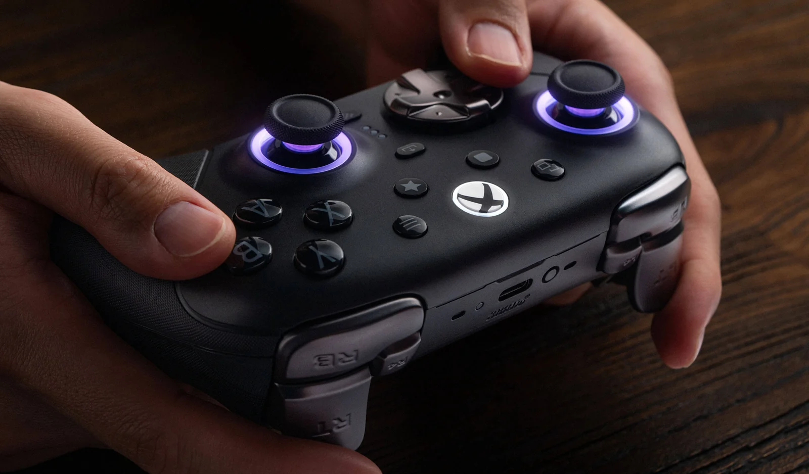 Impugnatura del controller 8BitDo Ultimate 3E con anelli RGB sugli stick TMR