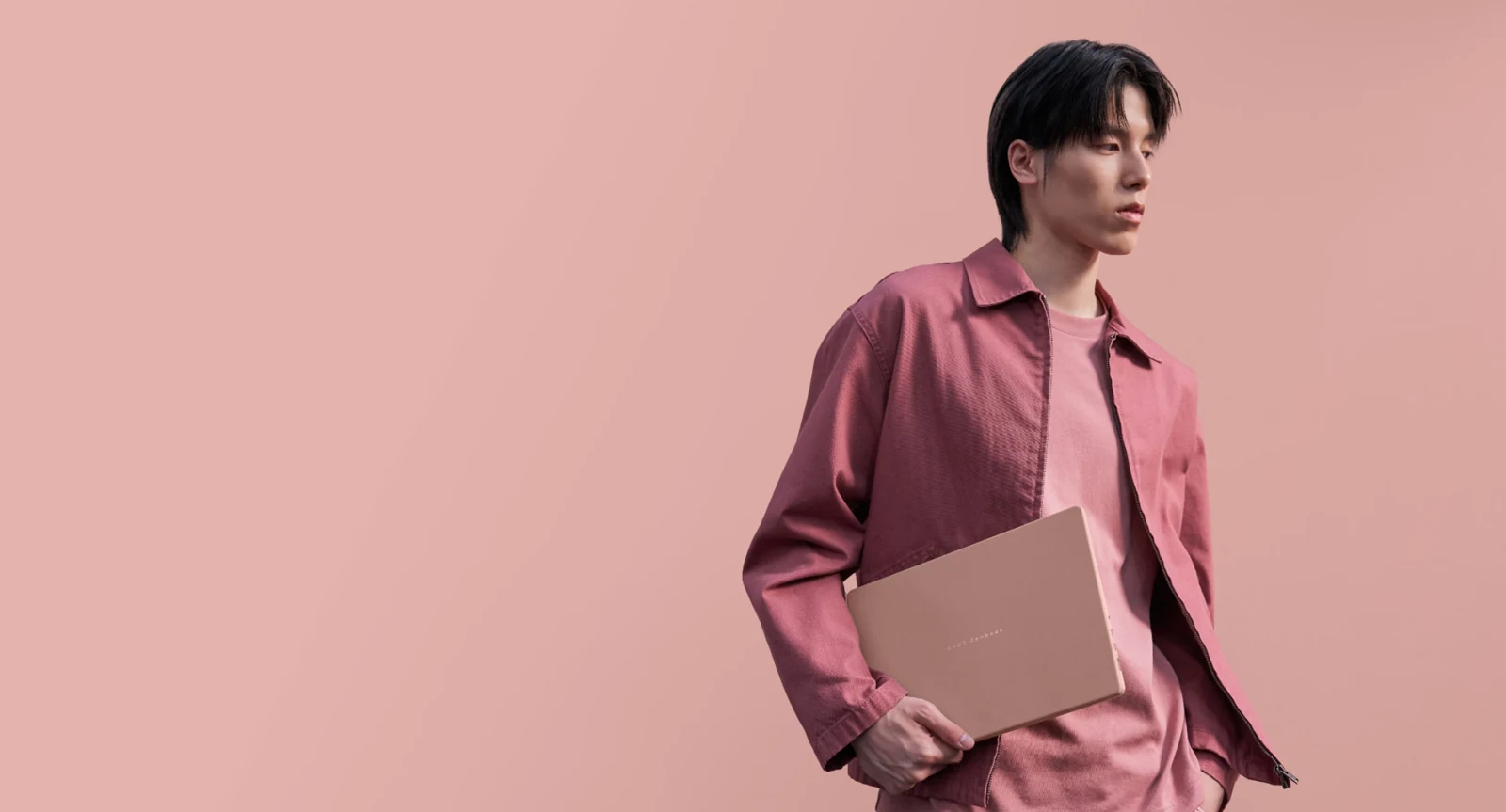 Notebook ASUS Zenbook 14 UX3480 nella fotografia promozionale ASUS