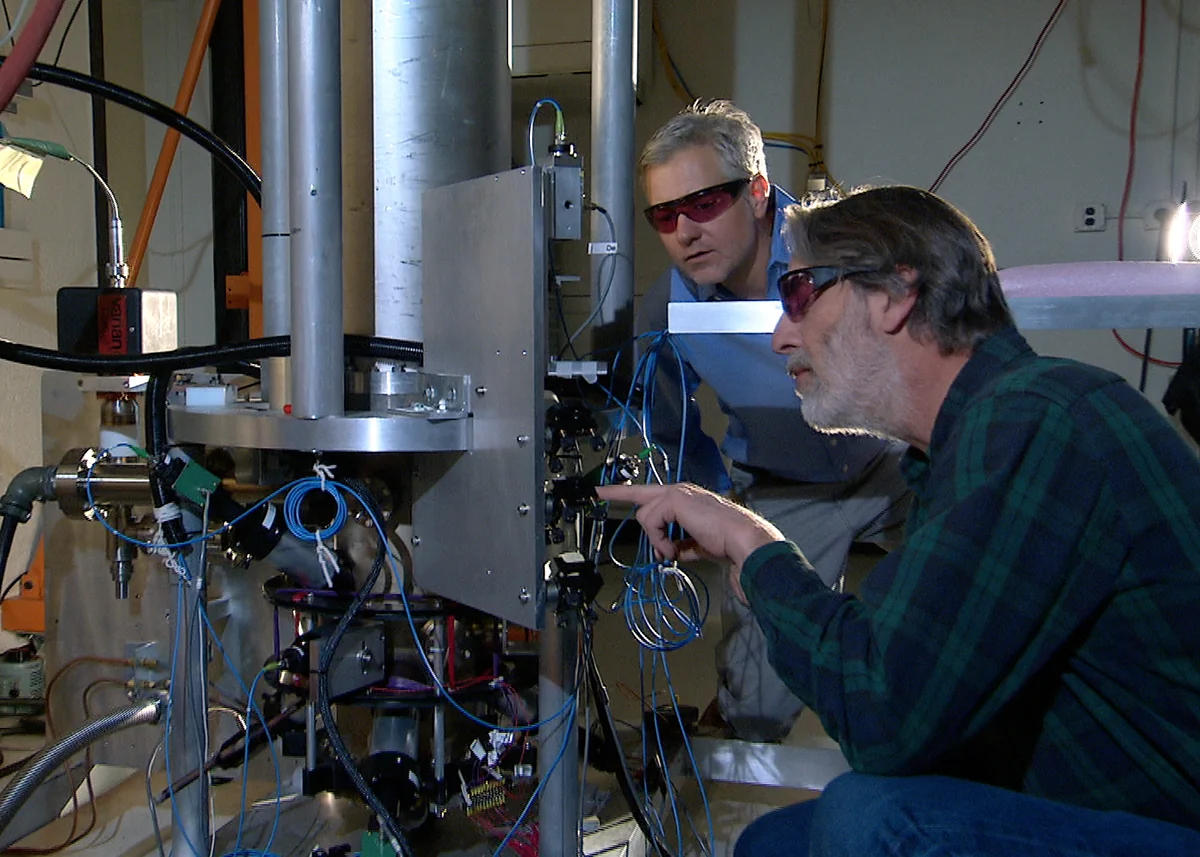 Ricercatori NIST accanto all'orologio atomico F2 in una fotografia d'archivio