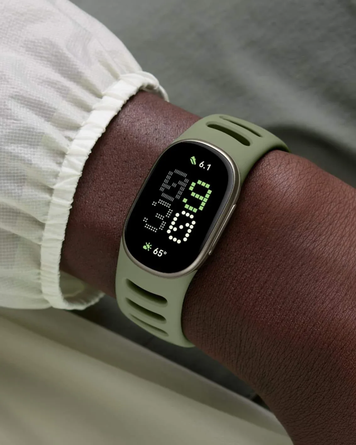 Fitbit Edge al polso con il nuovo display acceso