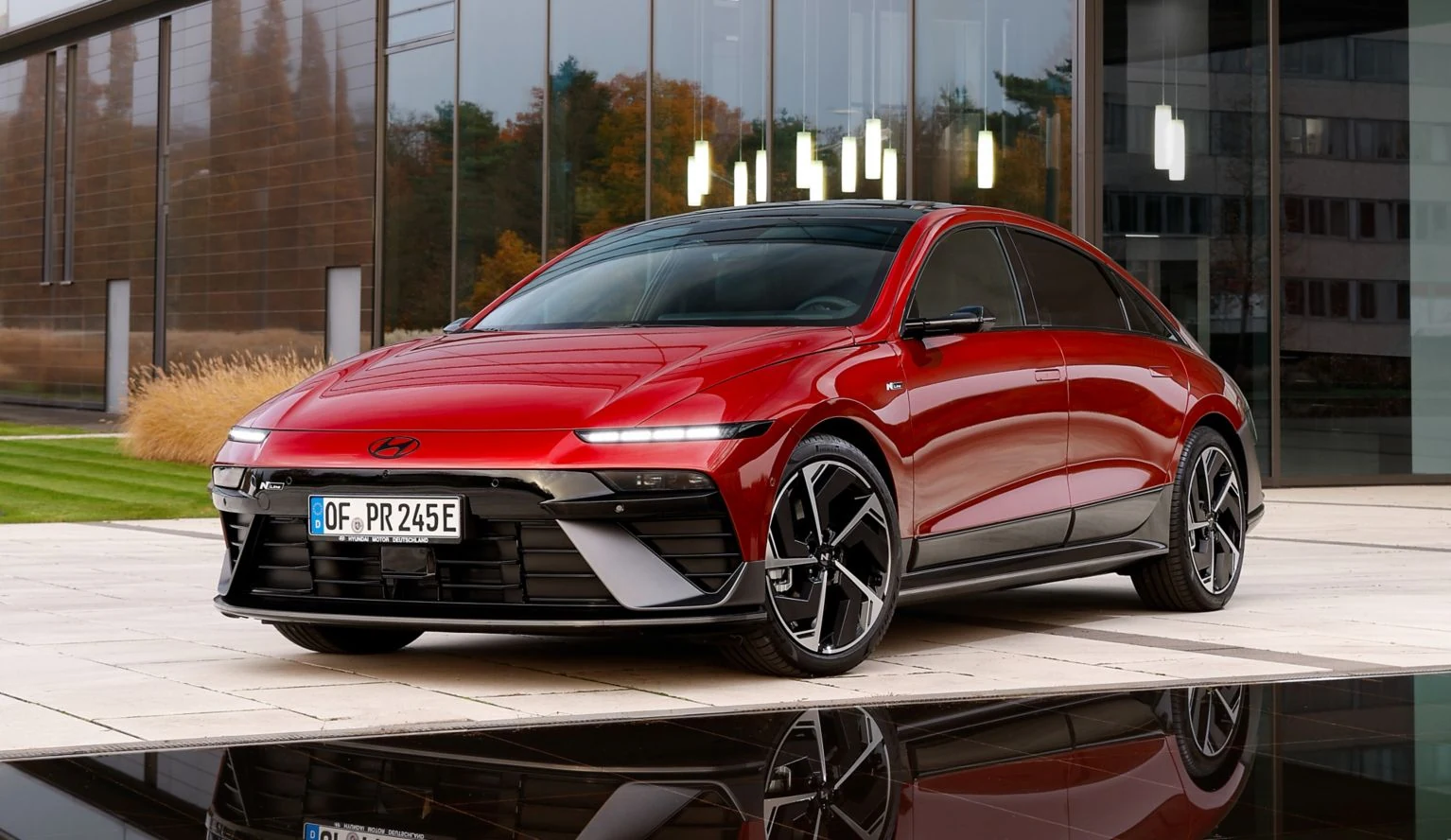 Hyundai IONIQ 6 N Line rossa vista di tre quarti anteriore