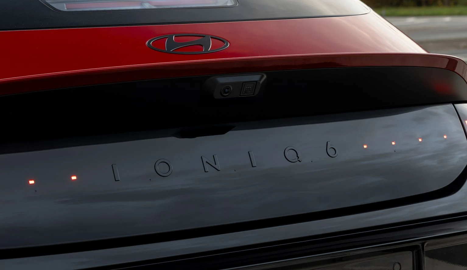 Dettaglio del portellone posteriore della Hyundai IONIQ 6 N Line