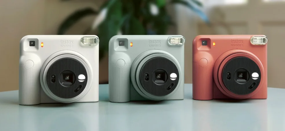 Tre Fujifilm instax SQUARE 2 nei colori Misty White, Slate Blue e Brick Red