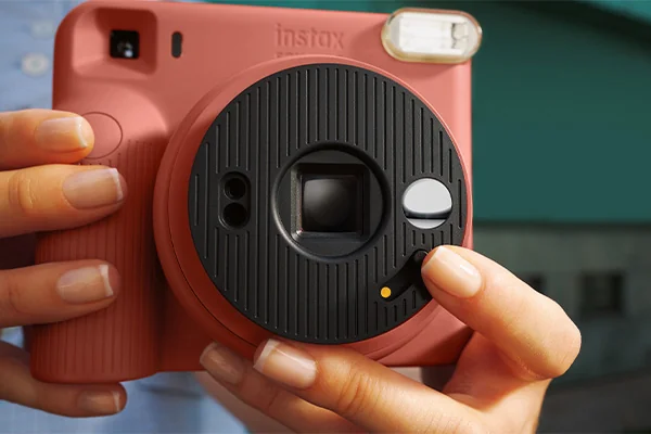 Selettore fisico del filtro Warm sulla Fujifilm instax SQUARE 2 Brick Red