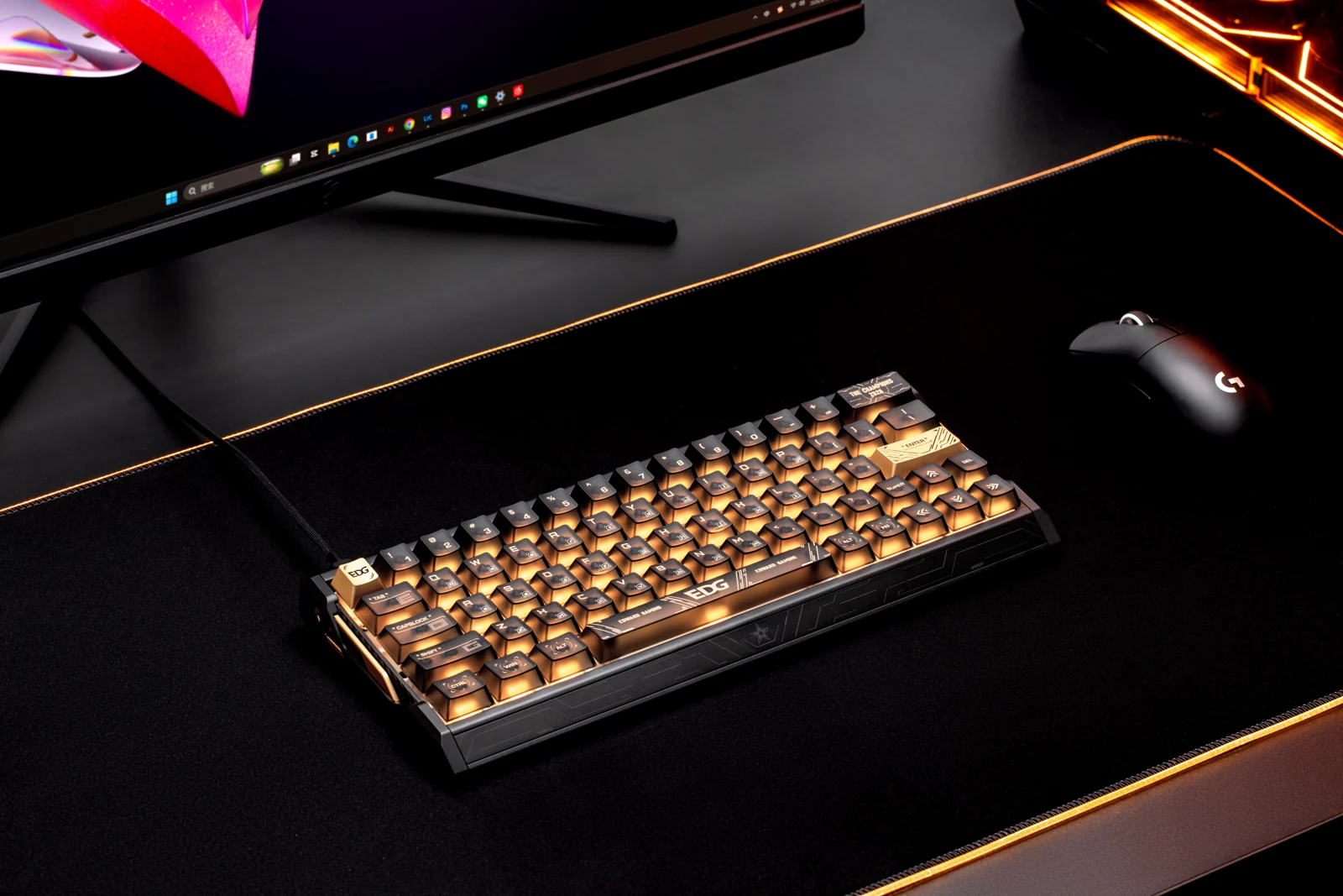 Tastiera IQUNIX EV63 EDG Edition illuminata su una scrivania