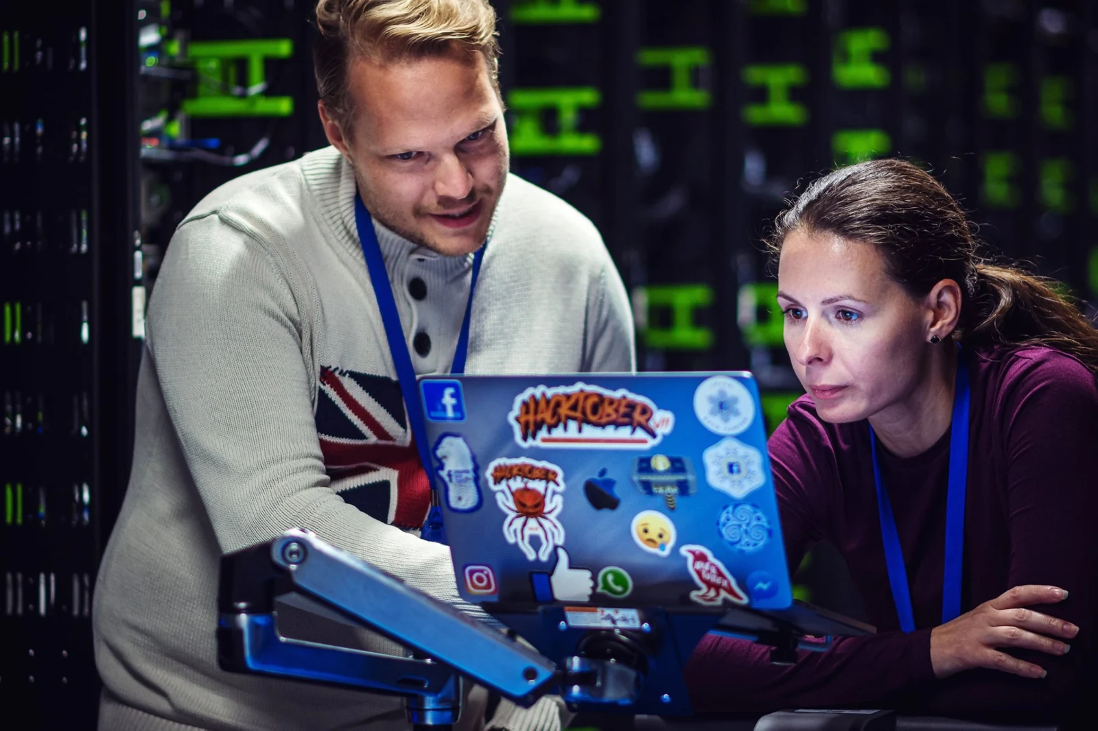 Due dipendenti nel data center di Odense, foto ufficiale Meta di repertorio