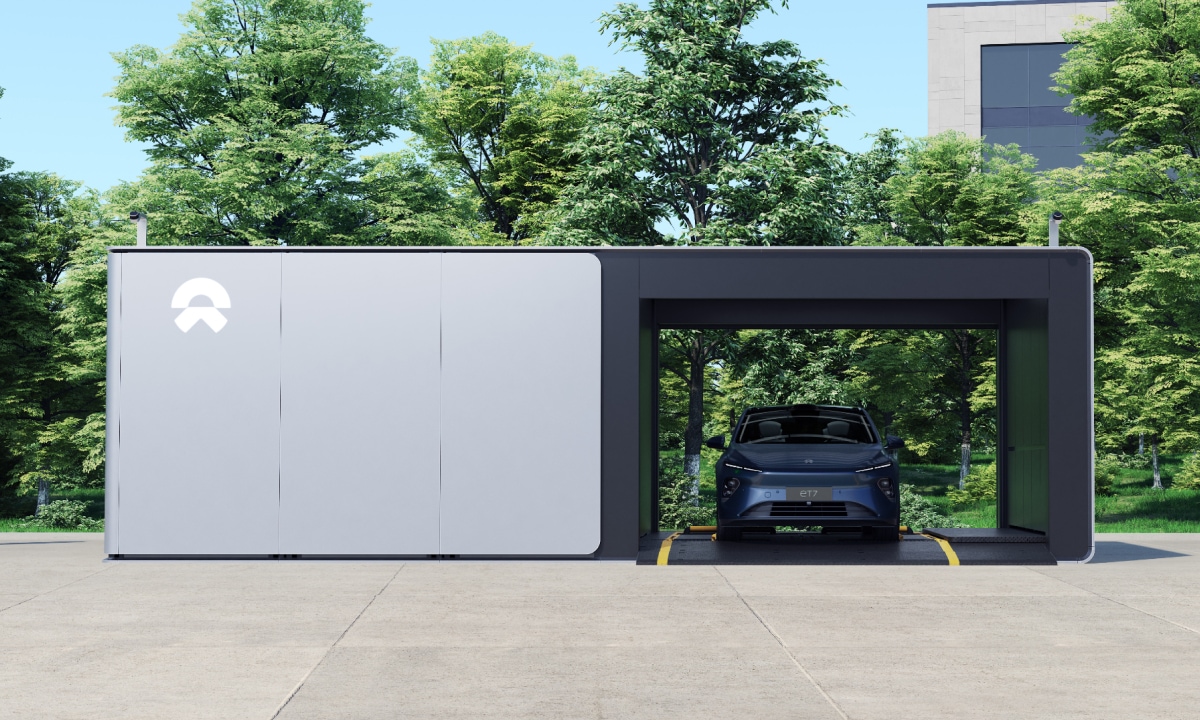 Stazione NIO Power Swap con un'auto elettrica all'ingresso, foto di archivio