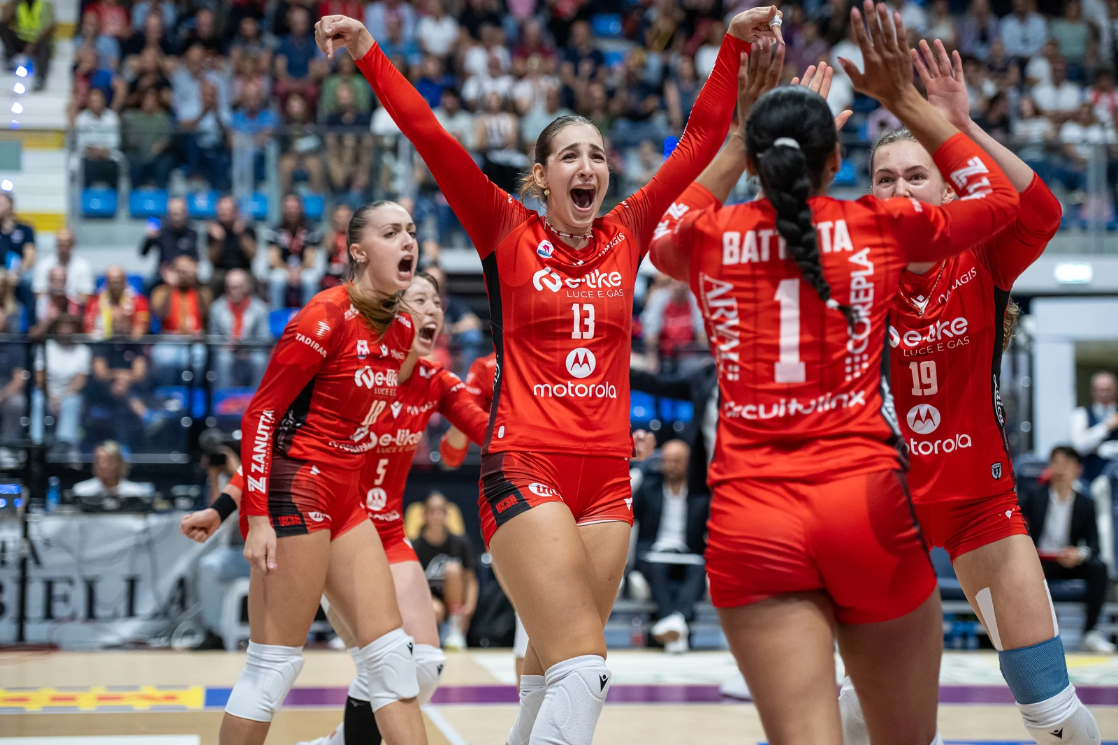 Atlete UYBA con il logo Motorola sulla divisa da gara