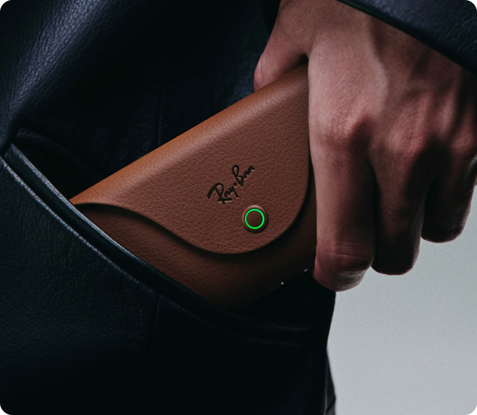 Custodia di ricarica Ray-Ban Meta Gen 2 in una foto ufficiale di repertorio