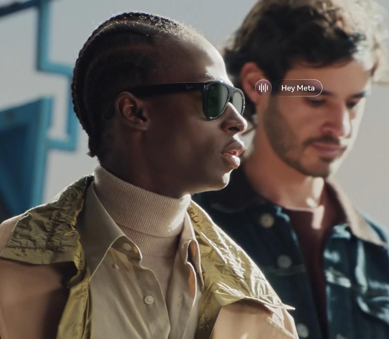 Una persona usa l’assistente vocale sui Ray-Ban Meta, immagine ufficiale Meta del 2026