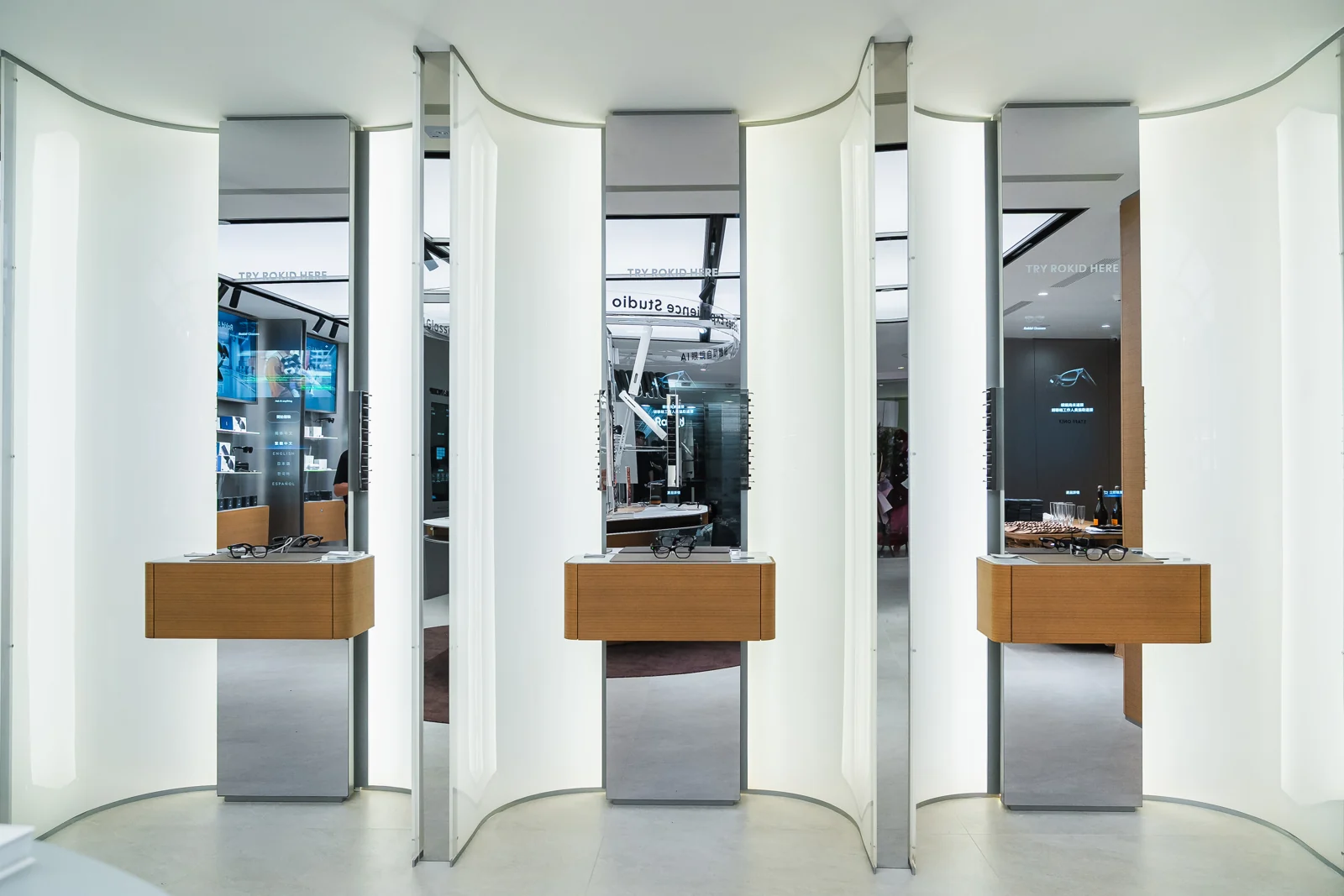 Ingresso e postazioni del negozio self-service Rokid