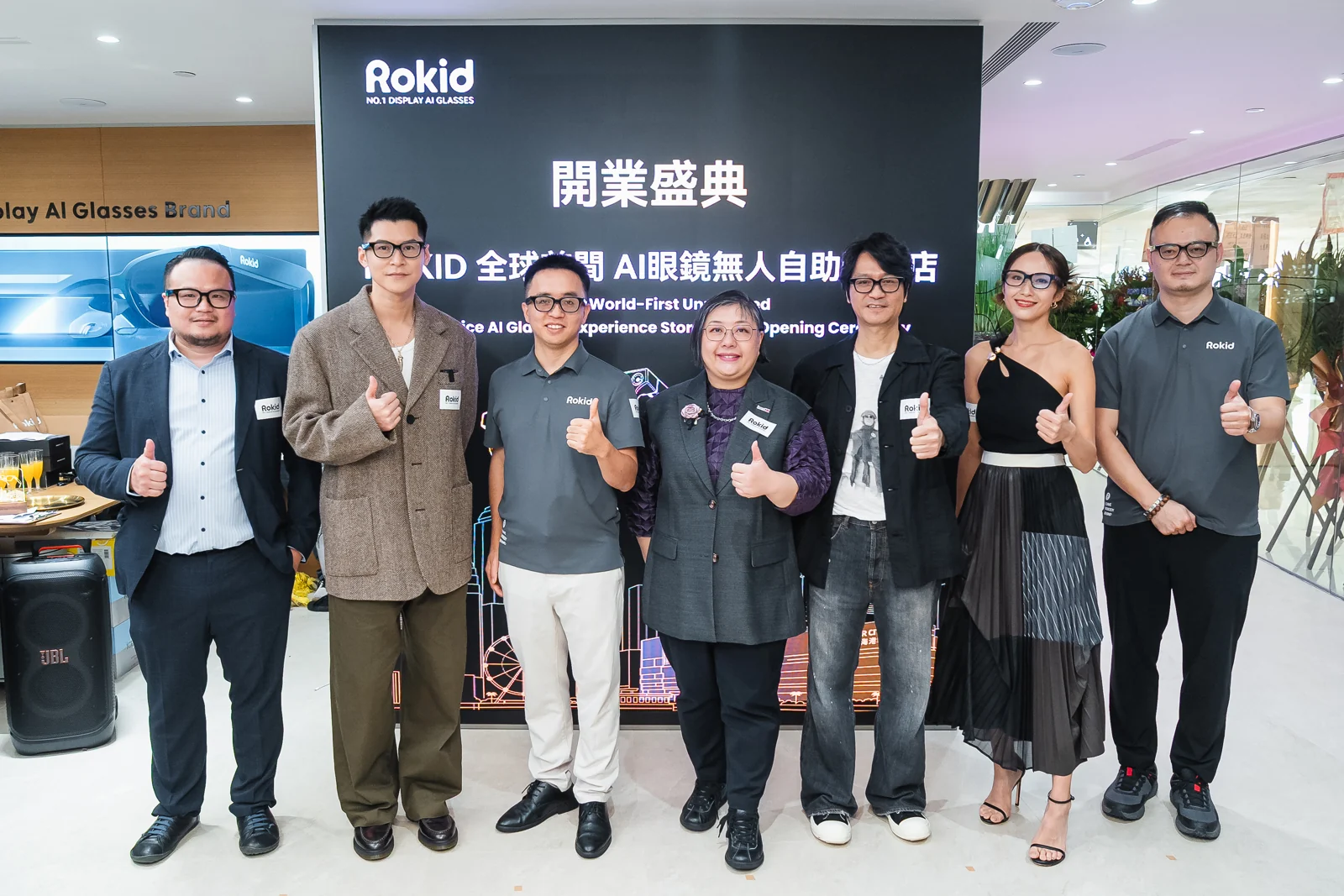 Rappresentanti Rokid all’apertura del negozio di Hong Kong