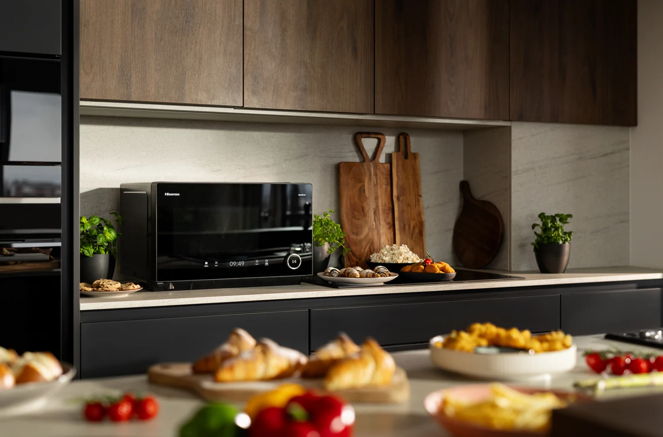 Hisense Speed Oven inserito sul piano di una cucina