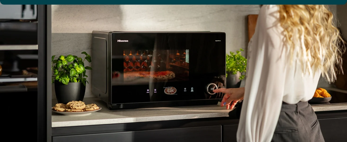 Utilizzo del forno Hisense Speed Oven con sportello aperto