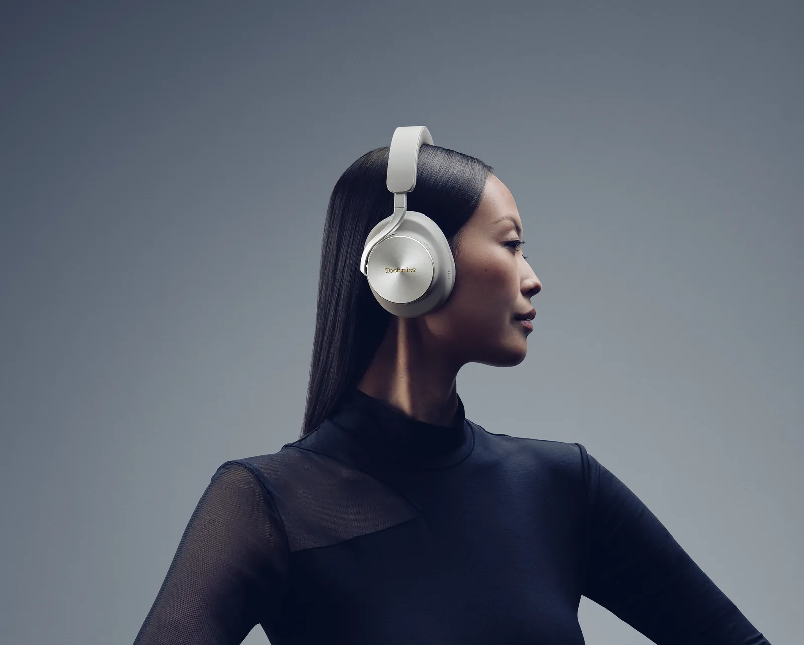 Technics EAH-A1000 Platinum Greige indossate