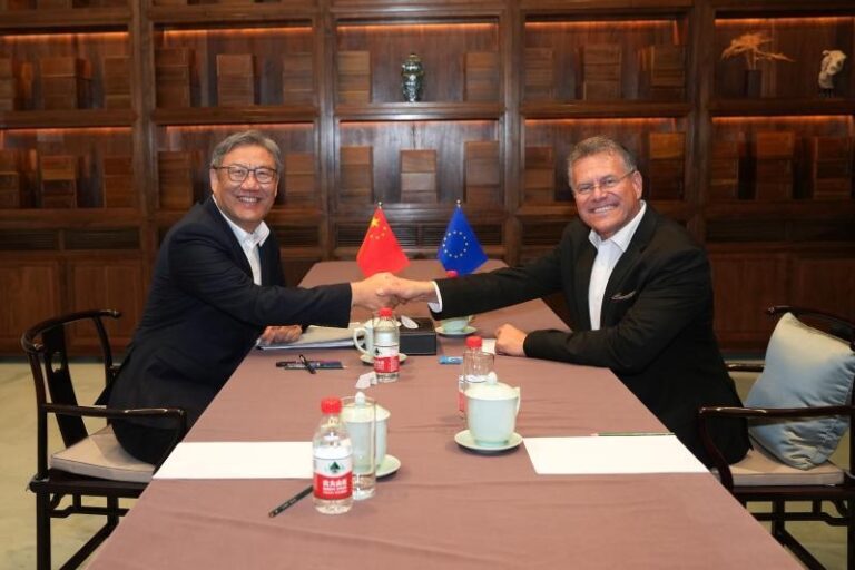 Wang Wentao e Maroš Šefčovič si stringono la mano a Pechino
