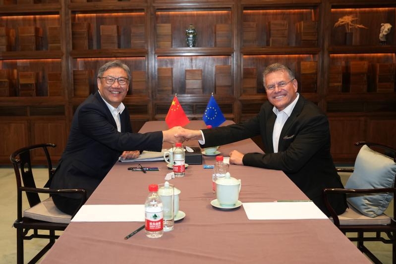 Wang Wentao e Maroš Šefčovič si stringono la mano a Pechino