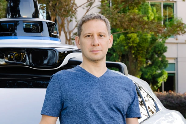 Dmitri Dolgov, co-CEO di Waymo, nel ritratto ufficiale distribuito da Toyota per l'accordo bZ4X