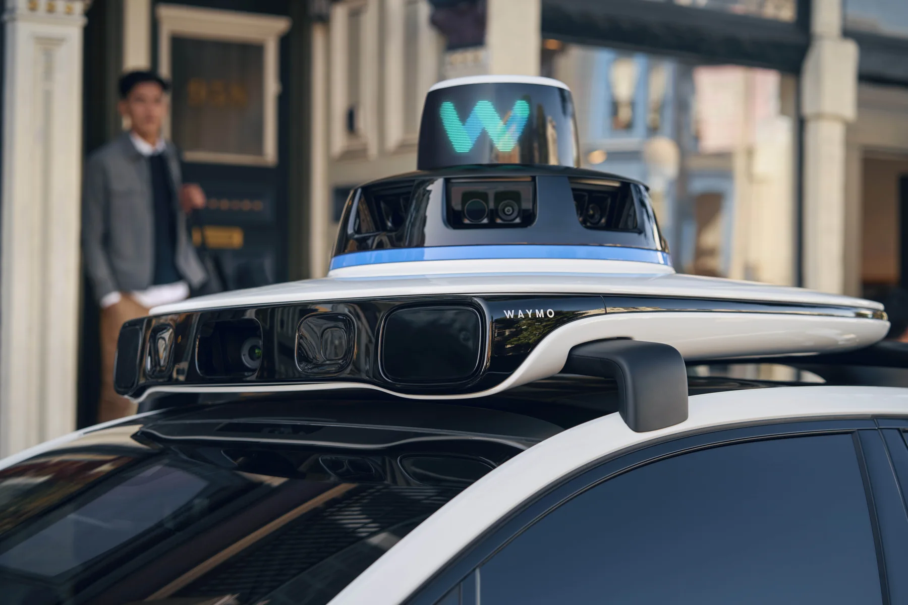 Dettaglio dei sensori di un veicolo Waymo in un'immagine stampa d'archivio